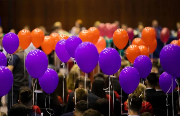 Selective Focus People Holding Orange Purple Balloons Sitting Hall Performance — Stock Photo, Image