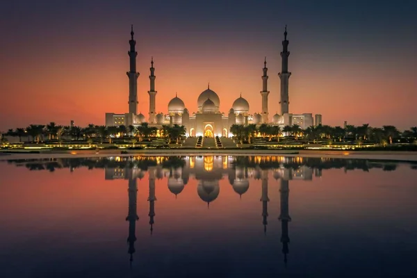 有名なシェイク ザイド グランド モスクの夜景と水面の反射 — ストック写真