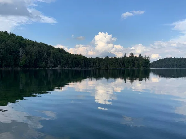 Een Prachtig Landschap Van Ralph Bice Lake Met Rustig Water — Stockfoto