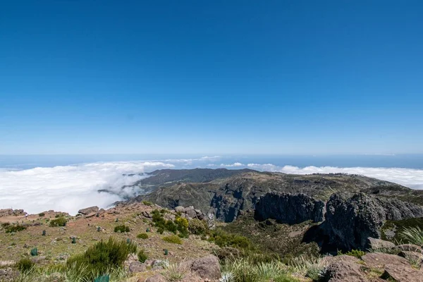 Μια Όμορφη Θέα Των Βουνών Πάνω Από Σύννεφα Στη Μαδέρα — Φωτογραφία Αρχείου