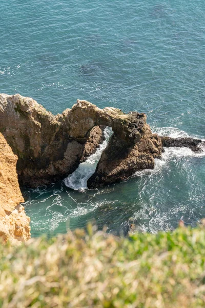 Ένα Κάθετο Πλάνο Ενός Φυσικού Πέτρινου Τόξου Στη Θάλασσα Θέα — Φωτογραφία Αρχείου