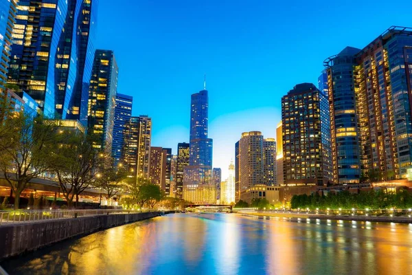 Večer Osvětlené Budovy Břehu Řeky Chicago Spojené Státy — Stock fotografie
