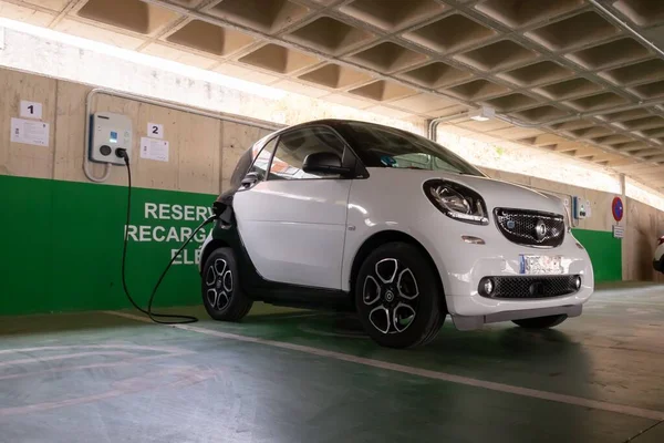 Mały Samochód Ładujący Baterie Publicznym Parkingu Czysta Odnawialna Energia — Zdjęcie stockowe