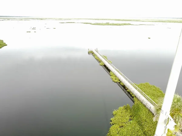 穏やかな湖の上に長い桟橋の空中ビュー — ストック写真