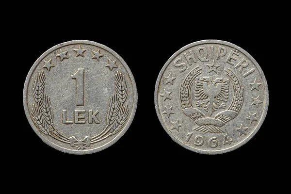 黒の背景に両面からアルバニアのリークコインのクローズアップ — ストック写真
