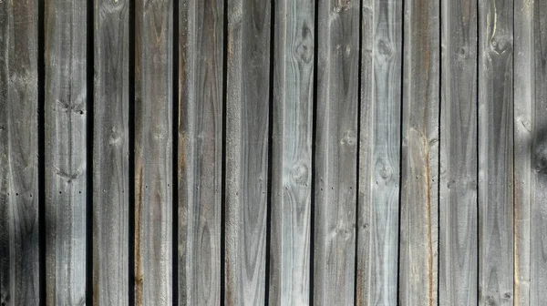 Серая Выветриваемая Вертикальная Деревянная Ограда Фон — стоковое фото