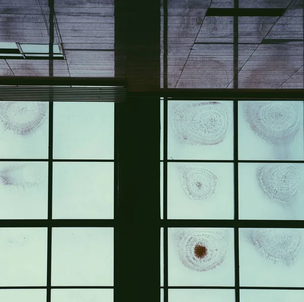 Пустой Интерьер Стеклянными Окнами Зеркальным Полом — стоковое фото
