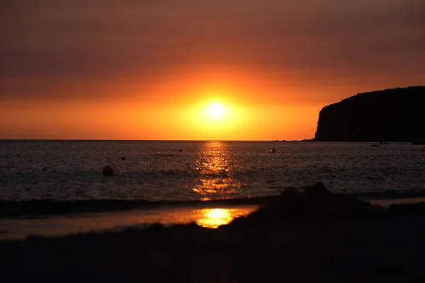 Uma Bela Vista Pôr Sol Laranja Refletida Mar Azul — Fotografia de Stock