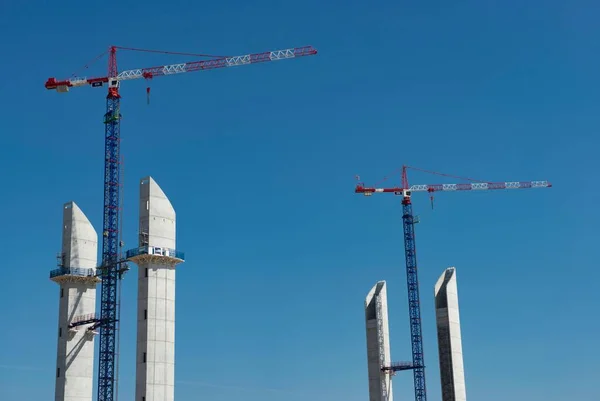 Tiro Close Guindastes Canteiros Obras Fundo Céu — Fotografia de Stock