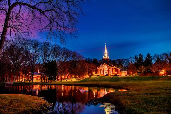 Una Hermosa Catedral Con Lámparas Encendidas Noche Frente Lago —  Fotos de Stock