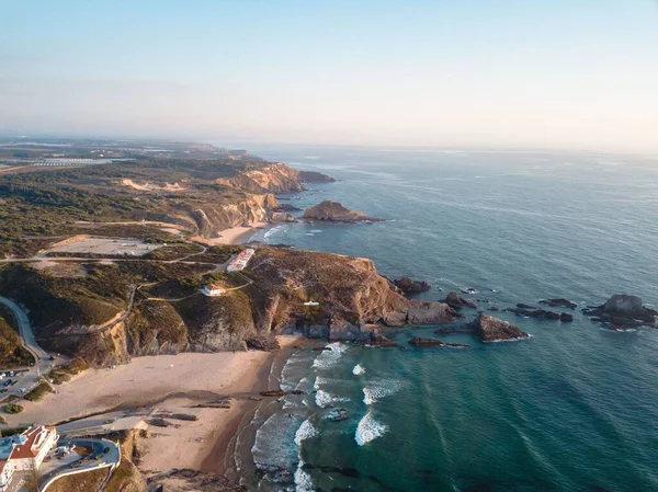 ポルトガルの紺碧の海に囲まれた美しい緑の崖を持つザンブジラ マルのドローンビュー — ストック写真