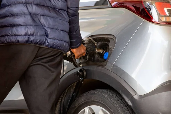 Benzin Istasyonunda Benzin Pompası Deliği Elle Doldurup Depoya Mazot Doldurmak — Stok fotoğraf