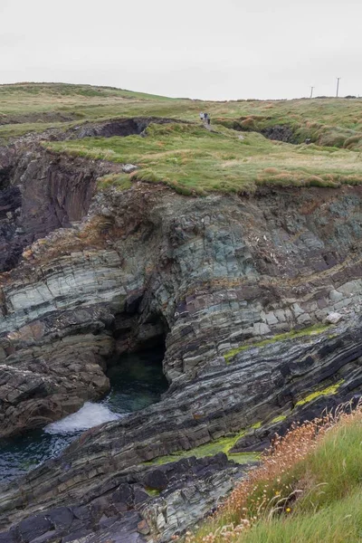 Yukarısında Yeşil Kıyısı Olan Bir Denizin Yakınındaki Kayanın Dikey Yakın — Stok fotoğraf