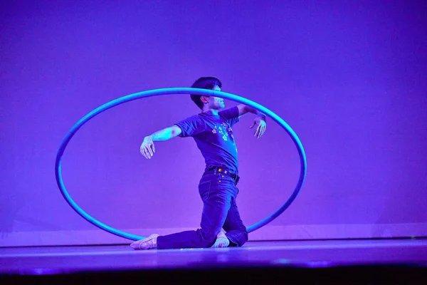 紫を基調とした舞台の上で 輪の中で練られた現代バレエダンサー — ストック写真