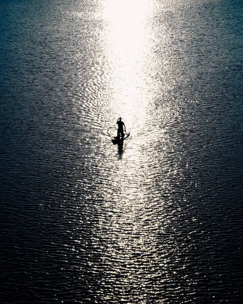 Una Silhouette Pescatore Che Nuota Nella Barca Solo Con Luce — Foto Stock