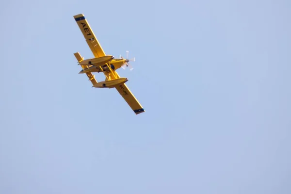 Piccolo Idrovolante Giallo Estinzione Del Fuoco Che Vola Versare Acqua — Foto Stock