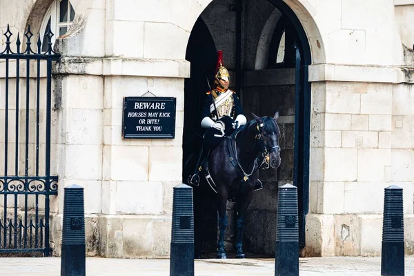 Eine Königliche Garde Auf Einem Pferderücken Steht Neben Dem Warnbanner — Stockfoto