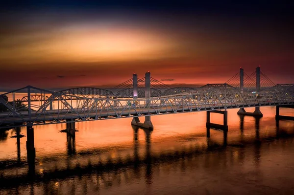 美国肯塔基州路易斯维尔市日落时亚伯拉罕林肯桥在俄亥俄河上的无人驾驶图像 — 图库照片