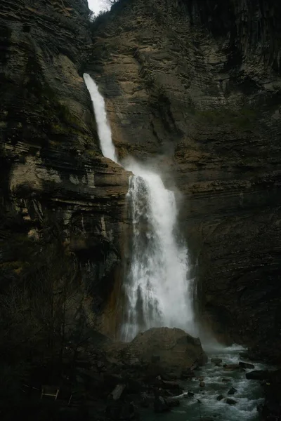 Eine Vertikale Aufnahme Eines Wasserfalls Der Aus Einer Riesigen Klippe — Stockfoto