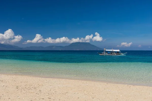 Łódź Wodzie Przy Plaży Bon Bon Romblon Filipiny — Zdjęcie stockowe