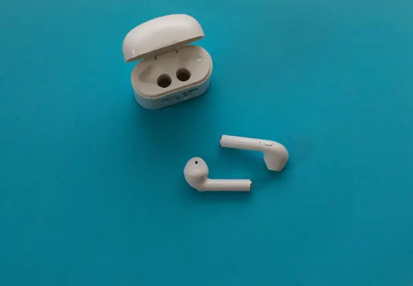 Kleine Weiße Drahtlose Kopfhörer Der Nähe Ihres Holsters Vor Blauem — Stockfoto