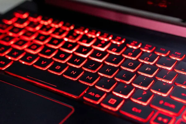 Close Teclado Laptop Vermelho Retroiluminado Com Luzes Ligadas — Fotografia de Stock