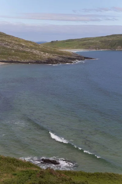 英国爱尔兰平静的海水和绿岸的垂直拍 — 图库照片