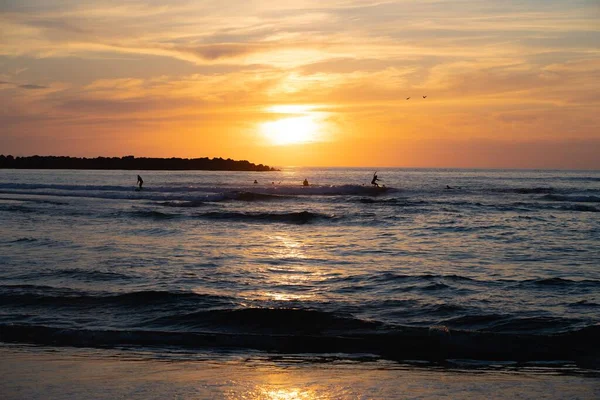 Красивий Знімок Серферів Морі Заході Сонця — стокове фото
