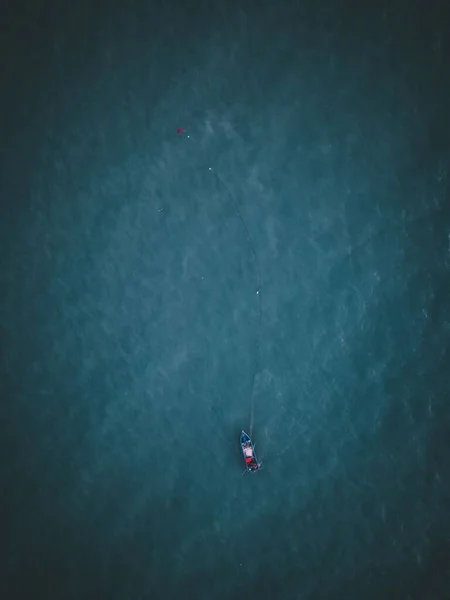 ターコイズブルーの海を航海する船の垂直方向の空の景色 — ストック写真