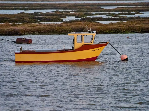 Båt Vid Soluppgången Bakvattnet Walton Naze Essex Storbritannien — Stockfoto