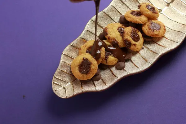Detailní Záběr Chutných Čokoládových Sušenek Kapající Čokoládou Talíři Tvaru Listu — Stock fotografie