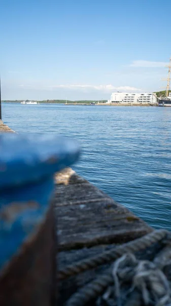 Travemunde Limanında Arka Planda Mavi Bulunan Dikey Bir Iskele Görüntüsü — Stok fotoğraf