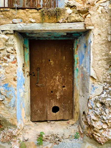 Αρχαία Ξύλινη Πόρτα Πέτρινο Τοίχο Παλιό Σπίτι Στην Ισπανία — Φωτογραφία Αρχείου