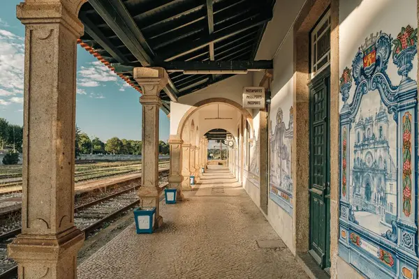 Krásný Záběr Staré Vlakové Nádraží Beira Nástěnnou Malbou Krásnou Oblohou — Stock fotografie