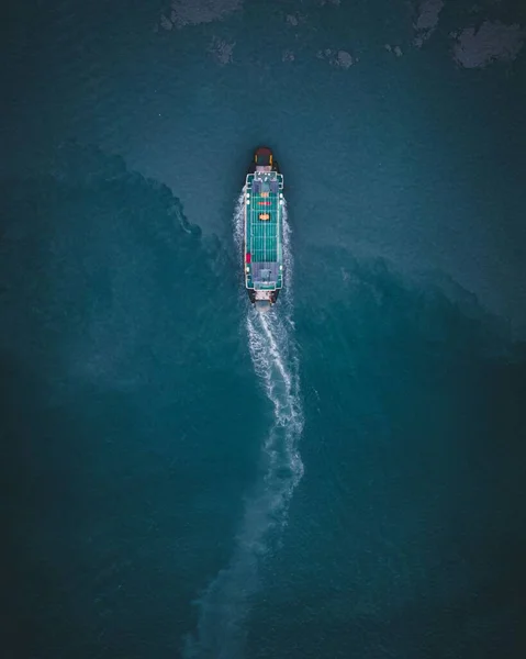 青い海を巡航する空コンテナ貨物船の空中ドローン写真 — ストック写真