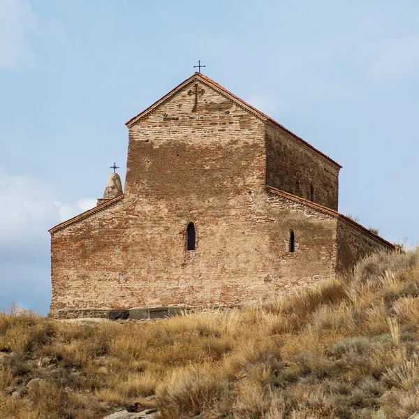 青空に背の低い田舎の教会 — ストック写真