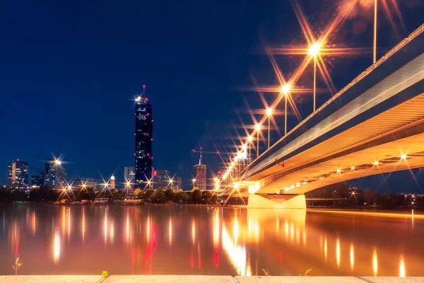 Een Prachtig Uitzicht Donau Wenen Met Levendige Straatverlichting Die Weerkaatst — Stockfoto