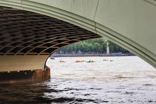 Grupo Pessoas Caiaque Rio Tâmisa Londres Lado Ponte Westminster — Fotografia de Stock