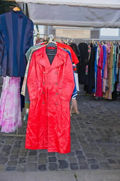 Abrigo Cuero Rojo Los Años Sesenta Mercado Antigüedades Mercado Pulgas —  Fotos de Stock