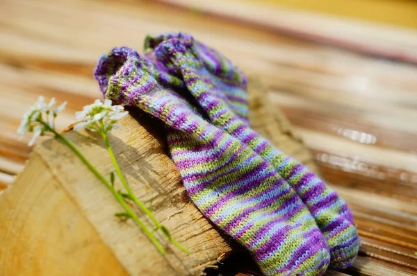 Een Close Shot Van Een Paar Gebreide Sokken Het Houten — Stockfoto