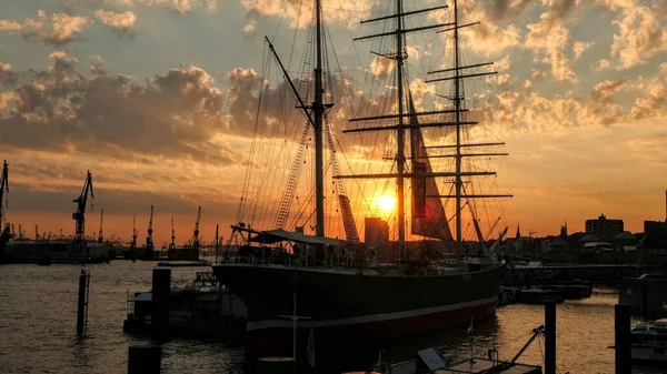 Porto Hamburgo Alemanha Cheio Navios Barcos Com Belo Pôr Sol — Fotografia de Stock