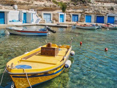 Yunanistan 'ın Milos adasındaki plaja yakın küçük sarı bir tekne.