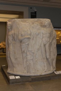 Londra 'daki British Museum' da bir heykelin dikey çekimi.