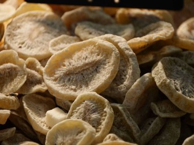 Yakın plan fırında muz cipsi.