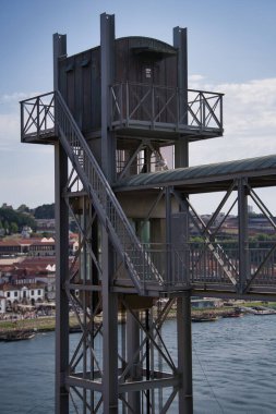 Portekiz, Oporto 'da suyun üzerinde inşa edilmiş güzel bir köprünün dikey görüntüsü.