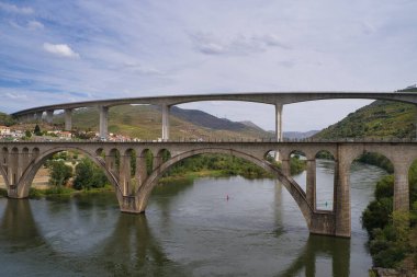 Portekiz 'in Oporto kentindeki Douro Nehri üzerinde inşa edilmiş güzel bir köprünün alçak açılı görüntüsü.