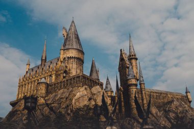 Japonya 'daki Universal stüdyolarındaki Hogwarts kalesinin dramatik bir görüntüsü.
