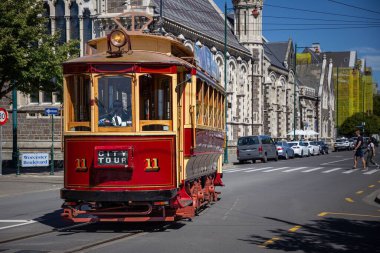 Christchurch, Yeni Zelanda 'daki The Arts Centre' ın önünde Rolleston Bulvarı 'na dönen tramvay..