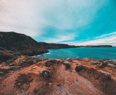 Büyük mavi Avustralya denizi olan kırmızı Avustralya toprağı.