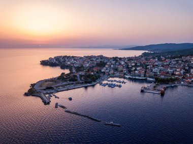 Yunanistan 'ın Neos Marmaras sahilinde gün batımının güzel manzarası